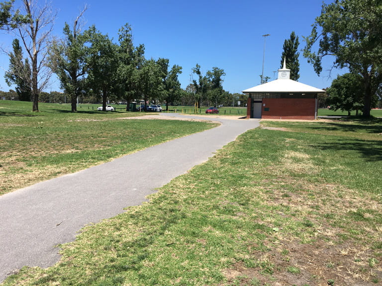 Path from the carpark to the toilets and Cormorant and Grebe Picnic Areas 