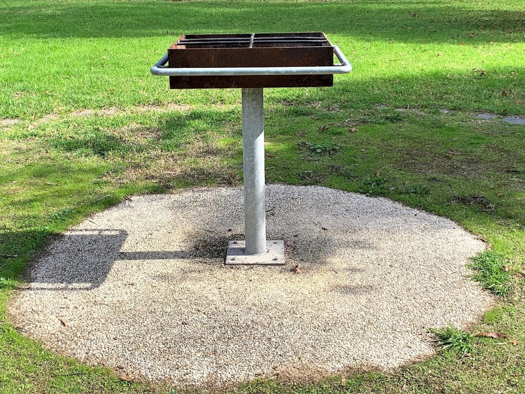 Solid fuel barbecue