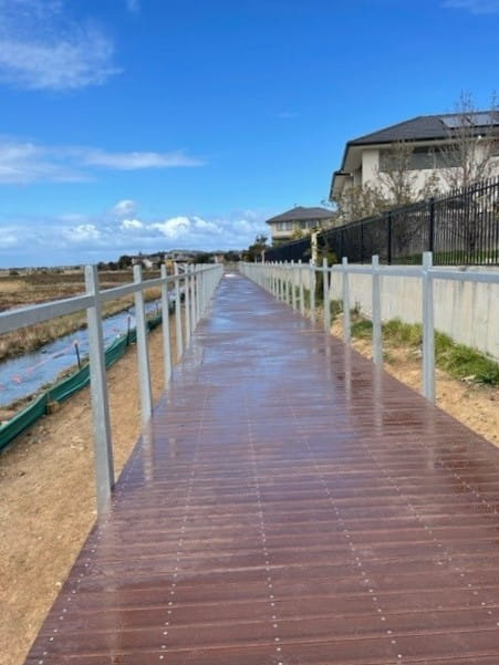 This section of the Bay Trail extension shoes the decking has been completed, and the structure for the balustrades has been installed. 