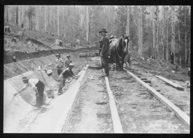 A black and white photo of workers concreting the aqueduct circa 1912