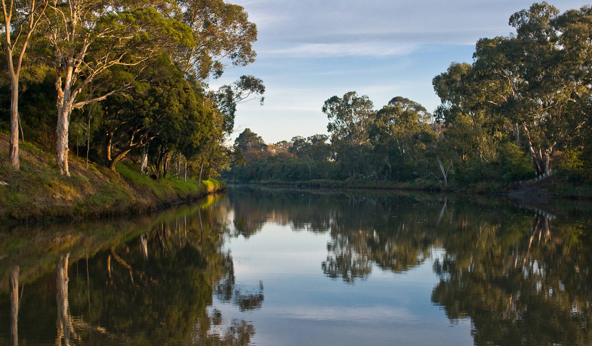 The Yarra River heading upstream from Hawthorn.
